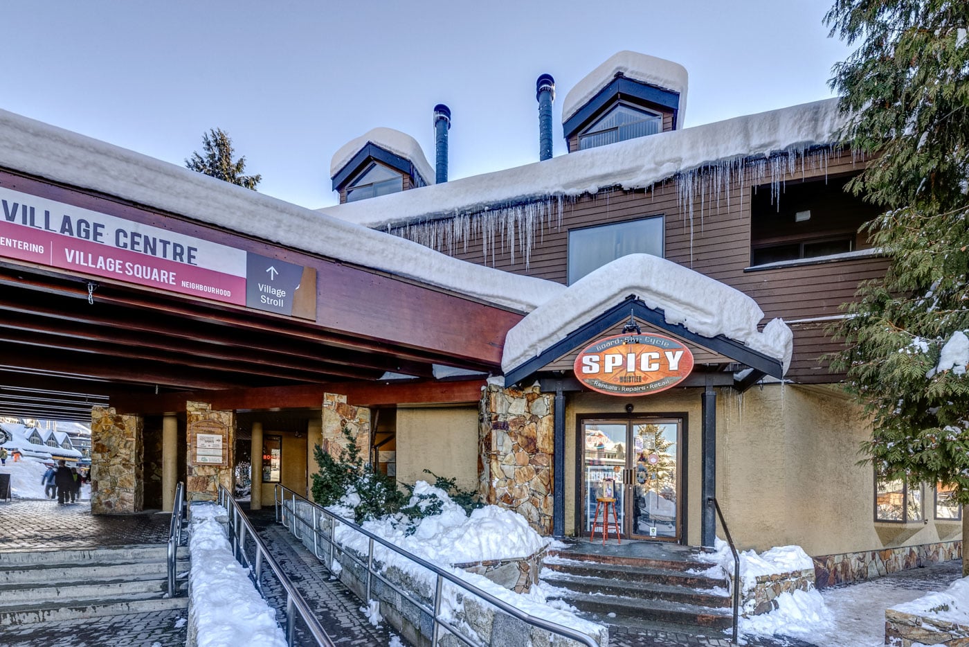 Whistler, BC; Dec. 19, 2021: Village Winter Snowfall. Photo: Joern Rohde/www.joernrohde.com